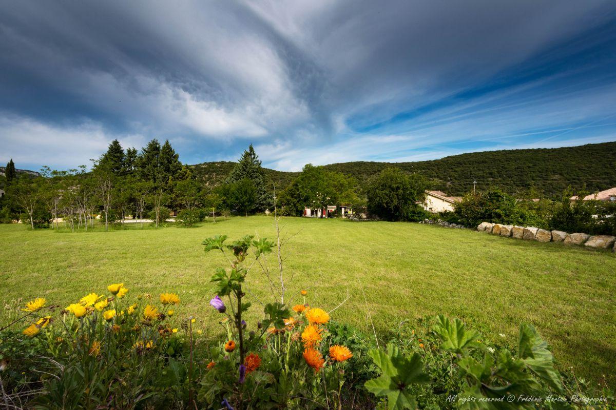 Paysage ardéchois dans la vallée de l'ibie